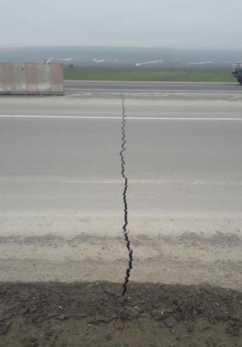 В Азербайджане после землетрясения на дорогах появились трещины (Фото)