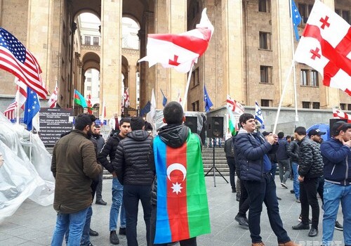 В Тбилиси грузины и азербайджанцы провели акцию протеста против установления памятника армянскому сепаратисту (Фото-Видео-Добавлено)