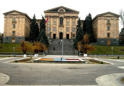 У здания парламента Армении проходит акция протеста уличных торговцев (Видео)