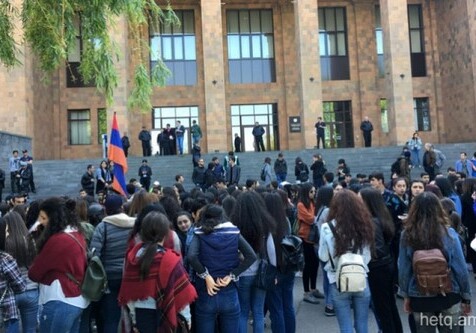 Акция протеста в Ереване: студенты главного вуза Армении требуют отставки ректора