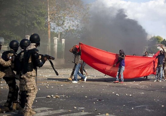 Акция протеста на Гаити: манифестанты сожгли флаг США и попросили Россию о помощи (Обновлено)
