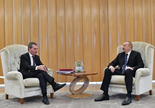 Президент Ильхам Алиев встретился с Гюнтером Оттингером