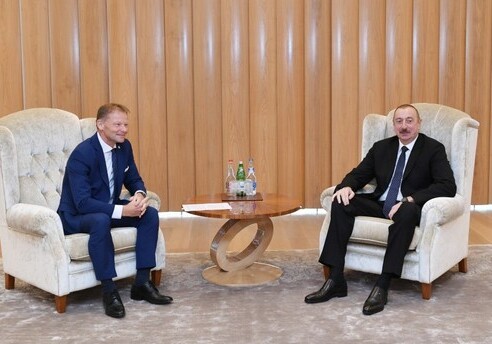 Президент Азербайджана встретился с представителями двух банков (Фото)