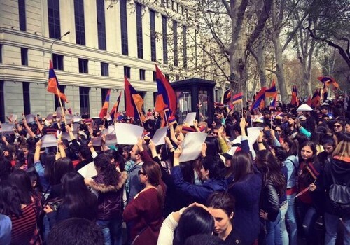 В Ереване прошла акция протеста с требованием вернуть в бюджет премии чиновников