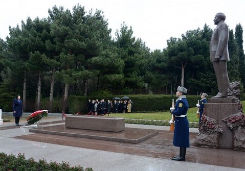 Президент Грузии возложила венок к могиле Гейдара Алиева (Фото)