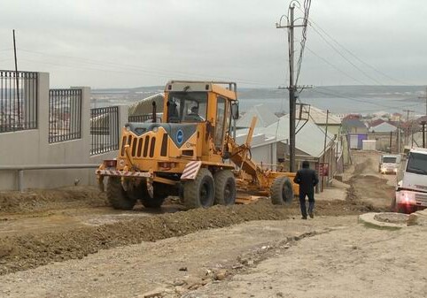 В одном из бакинских поселков реконструируются дороги (Фото-Видео)