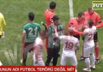 На чемпионате Турции футболист пронес на поле лезвие и порезал соперников (Видео)