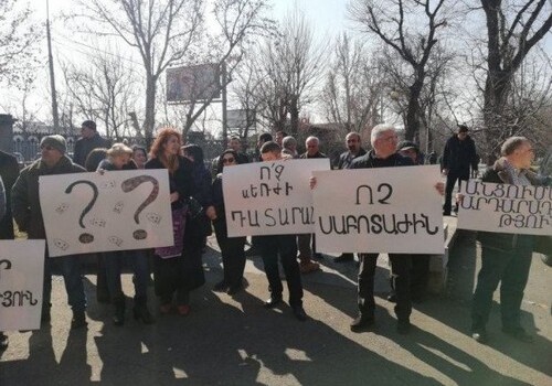В Ереване сторонники «Сасна црер» провели акцию протеста у здания суда (Фото)