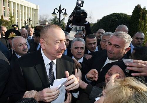 Ильхам Алиев лично принял письма от жителей с просьбами и обращениями (Фото-Видео)