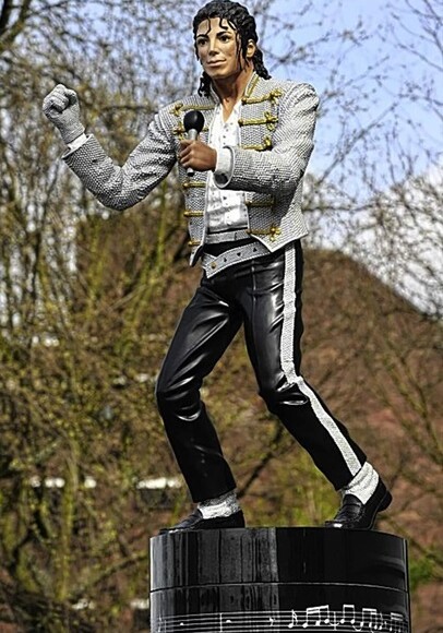 После  скандального фильма в Лондоне снесли памятник Майклу Джексону