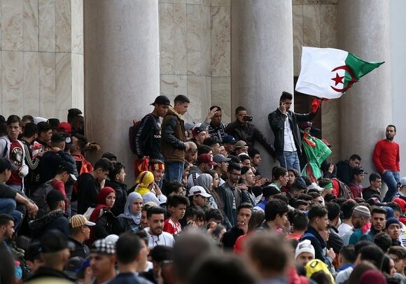 Правительство Алжира ушло в отставку на фоне протестов