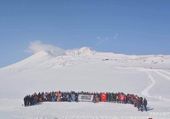 На горе Эрджияс почтили память жертв Ходжалинского геноцида (Видео)
