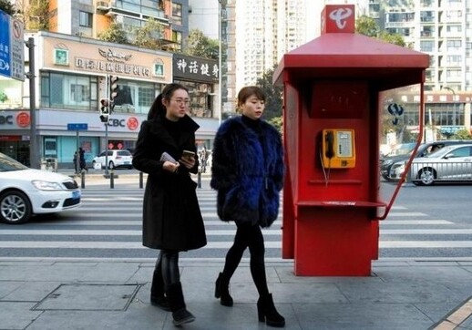 Китаец поселился в телефонной будке ради бесплатного интернета