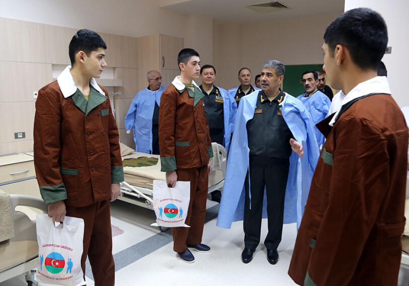Глава Минобороны Азербайджана посетил военный госпиталь (Фото)
