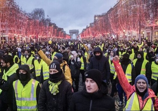 «Желтые жилеты» вновь вышли на акции протеста в Париже