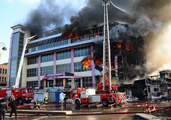 В результате пожара в торговом центре в Баку пострадали 12 человек
