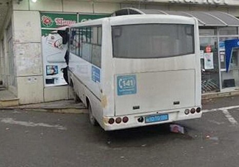 В Баку автобус въехал в магазин (Видео)