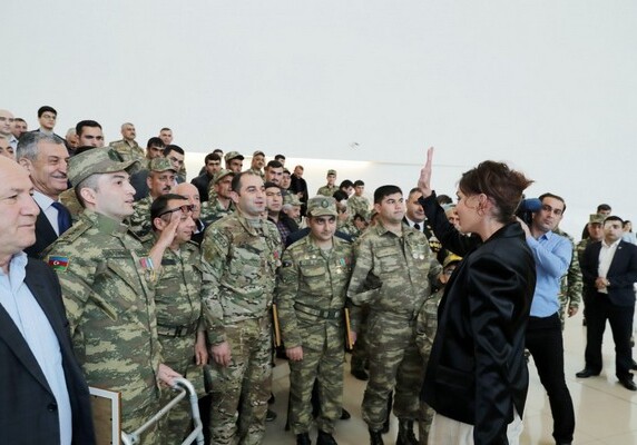 Мехрибан Алиева встретилась с военными, обеспеченными высокотехнологичными протезами (Фото)