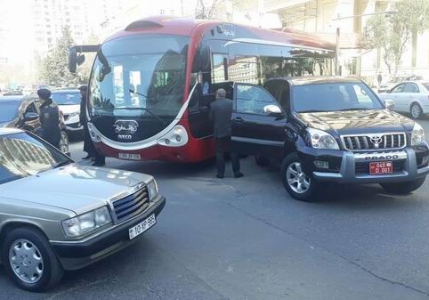 Автобус BakuBus столкнулся с автомобилем посольства Молдовы (Фото