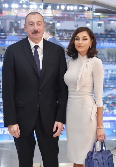 Президент Ильхам Алиев и первая леди Мехрибан Алиева поздравили азербайджанский народ с рождением 10-миллионного жителя