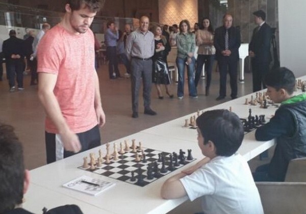 Магнус Карлсен сыграл в шахматы с азербайджанскими школьниками (Видео)