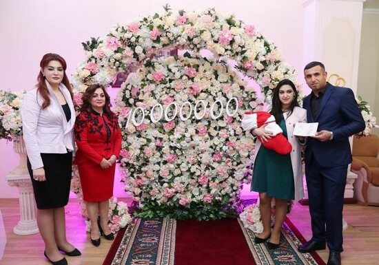10-миллионный житель Азербайджана получил свидетельство о рождении (Фото)
