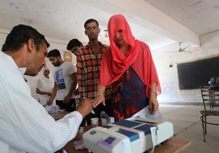 В Индии начались крупнейшие в мировой истории выборы (Фото)