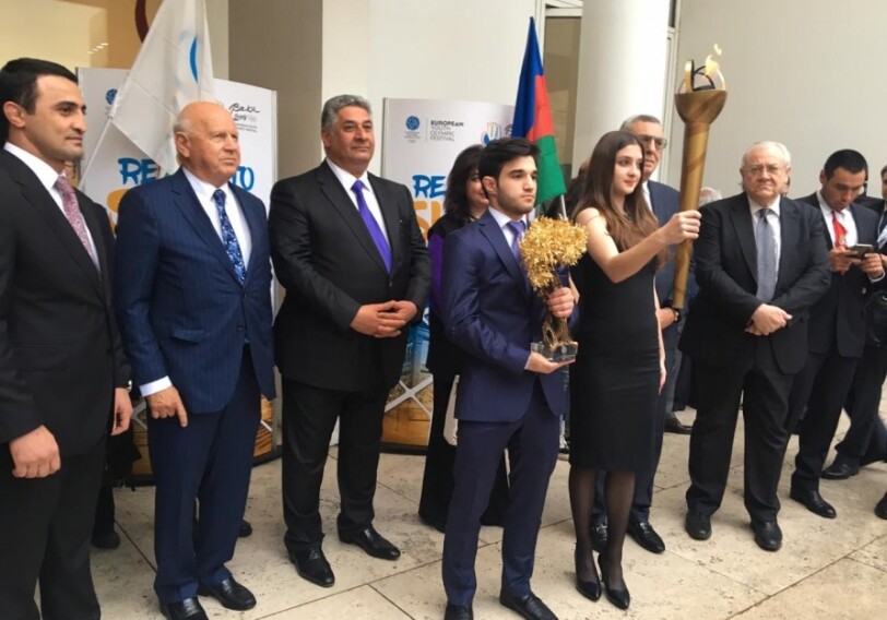 Факел Летнего Европейского юношеского олимпийского фестиваля передан Азербайджану (Фото)