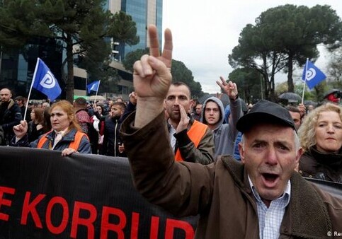 В Албании демонстранты пытались штурмовать парламент (Видео)