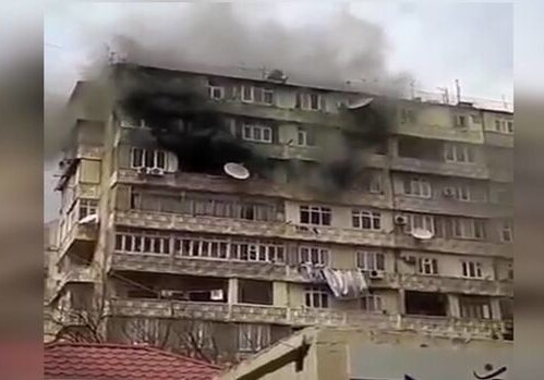 Пожар в жилом здании в Баку (Видео)