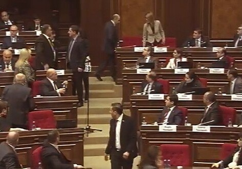Ты кто такой: депутаты устроили уличную разборку в парламенте Армении