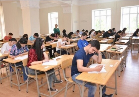 Учащиеся 11-х классов азербайджанских школ сдают экзамен