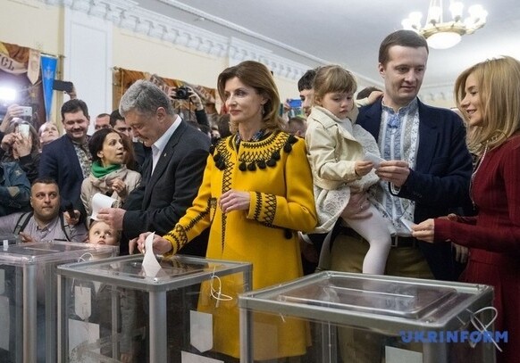 Порошенко и Зеленский проголосовали во втором туре президентских выборов (Фото)