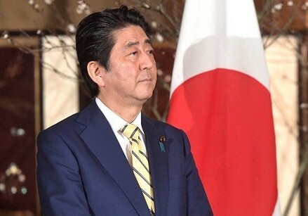 Премьер-министр Японии объявил об отречении императора Акихито