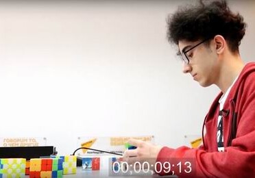 Азербайджанец собирает кубик Рубика за считанные секунды (Видео)