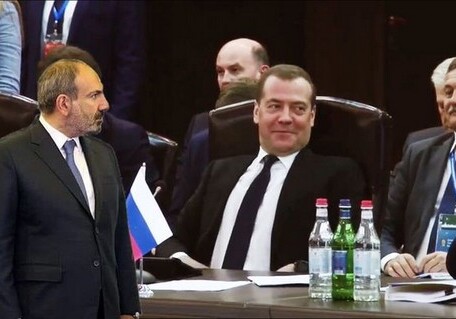 «Перейти куда?»: Медведев высмеял Пашиняна (Видео)