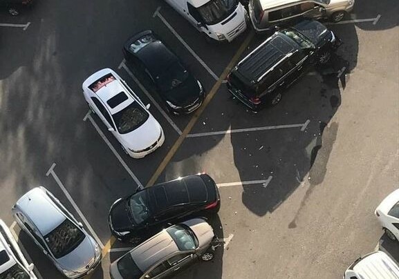 Странный инцидент: Toyota Land Cruiser протаранил на парковке находившиеся там автомобили - личность «героя» известна (Фото-Видео)