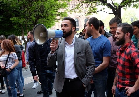 Сотрудники кафе провели в Ереване акцию протеста (Фото-Видео)