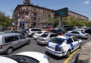 В центре Еревана таксисты перекрыли улицы в знак протеста