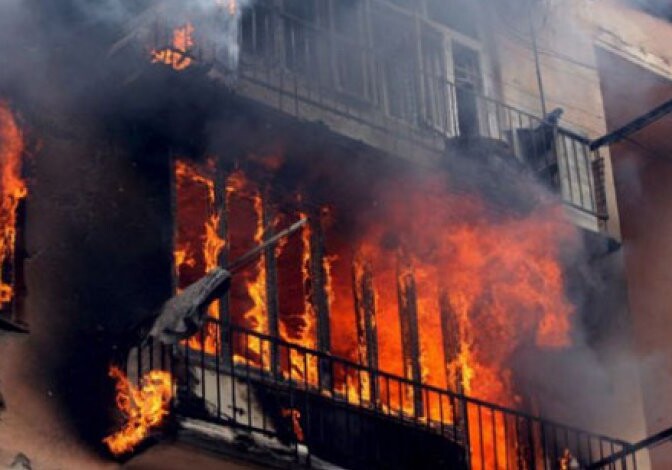В Баку горит жилое здание (Видео)