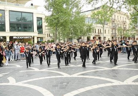 В Баку состоялся флешмоб с участием детей (Видео)