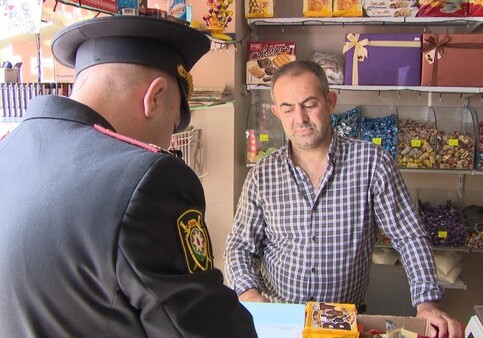 В Баку продолжаются рейды по пресечению продажи сигарет несовершеннолетним (Фото)