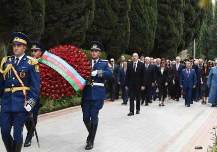 Президент Азербайджана посетил могилу общенационального лидера Гейдара Алиева (Фото-Обновлено)