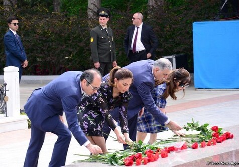 Общественность Азербайджана чтит память Гейдара Алиева (Фото)