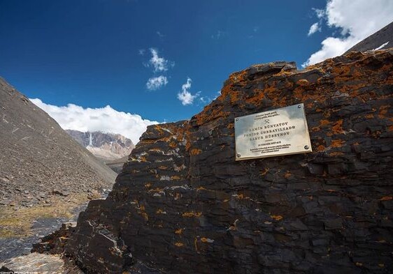 Имена погибших альпинистов увековечены (Фото)