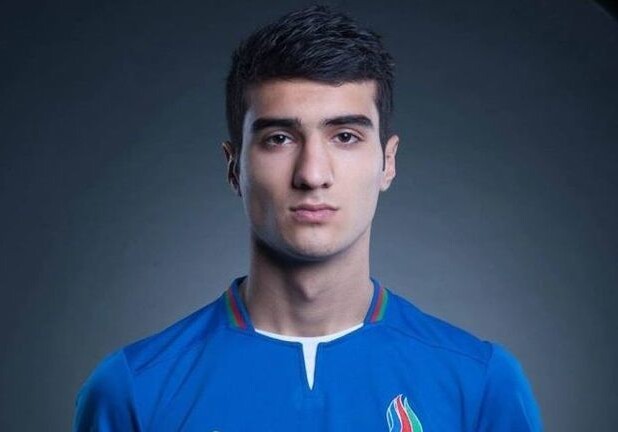 Азербайджанский футболист отказался от фамилии отца (Фото)