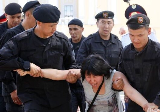 В Казахстане задерживают активистов и блокируют интернет - Что происходит?