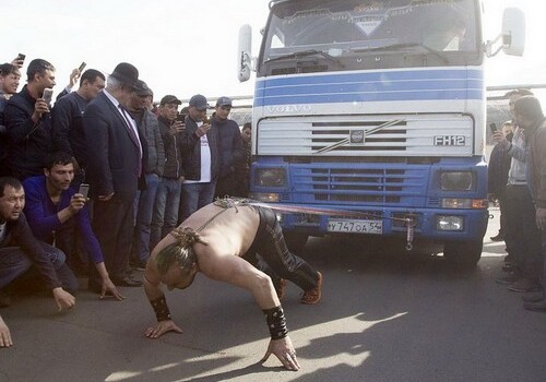 Силач из Азербайджана сдвинул 14-тонный грузовик при помощи волос (Фото-Видео)