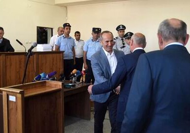 Кочарян: «Мне неприятно, что мои друзья в суде» - Гукасян и Саакян внесли поручительство и залог в пользу экс-президента Армении