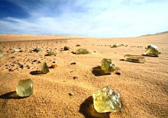 Ученые раскрыли происхождение желтого стекла в пустыне Египта